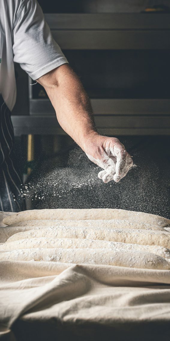 Le boulanger de Sainte-Eulalie pétrissant du pain