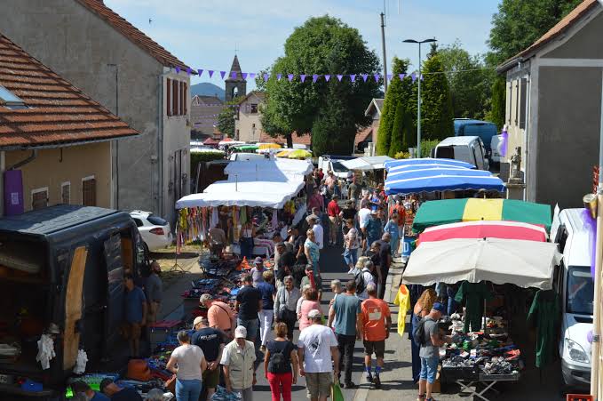 Marché du jeudi animé dans les rues du village
